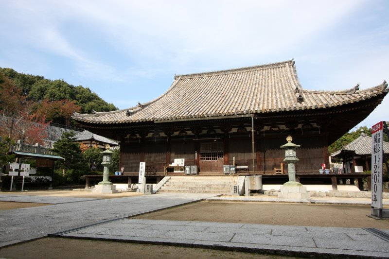 県内最古の木造建築で国宝に指定されている本堂は、真言密教では最大規模を誇る。 