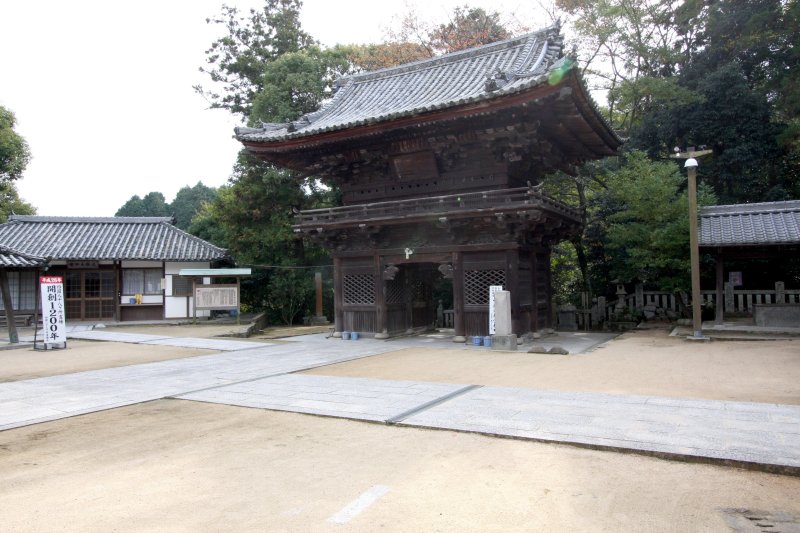 石段を登りきった先の四天王門には、行基が刻んだとされる四天王像が安置されている。 