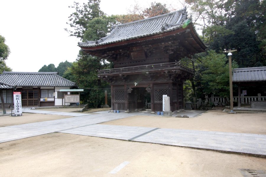 石段を登りきった先の四天王門には、行基が刻んだとされる四天王像が安置されている。 