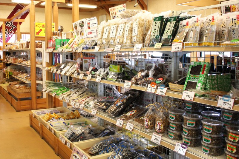 店内の一角では、市内や周辺地域で生産されたかつお節やめんつゆ、珍味などの加工品の販売も行っている。