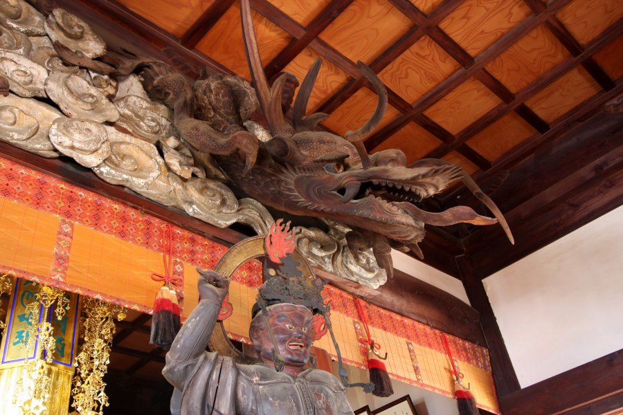 本堂にある四メートル程の龍の彫り物は、江戸時代初期に活躍した伝説の彫刻職人･左甚五郎の作と伝えられている。 