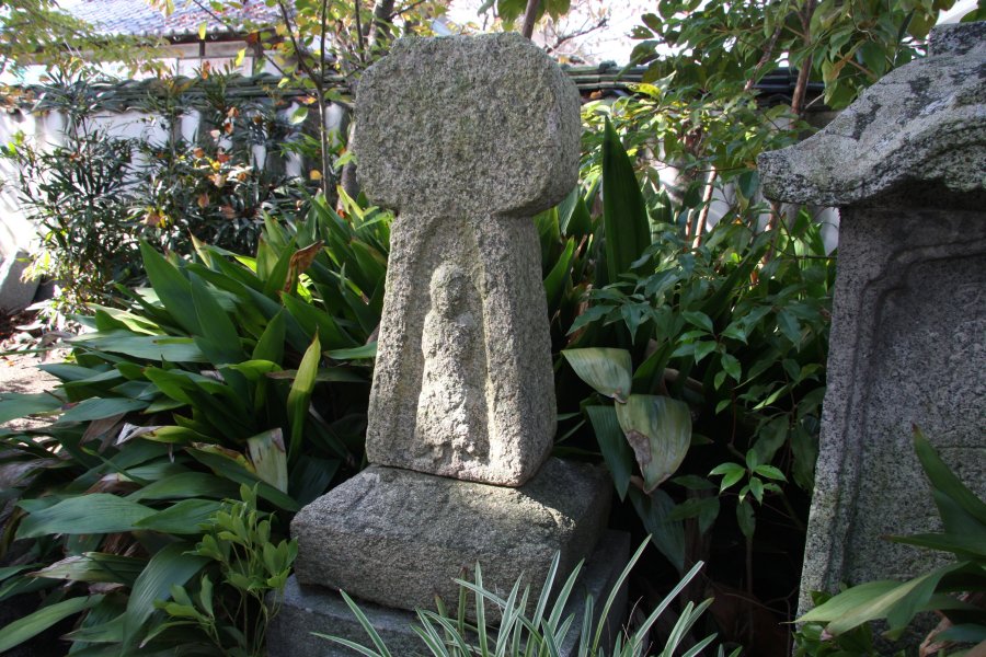 聖母マリアを浮き彫りにしたキリシタン灯篭は、キリシタン禁制時代に隠れ信者の礼拝が行われていた。 