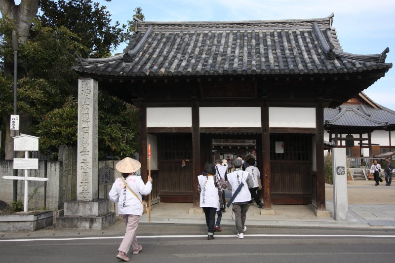 愛媛県指定有形文化財の八脚門（やつあしもん）は、組物の造りや木鼻の彫刻模様に室町時代の様式が残されている。 