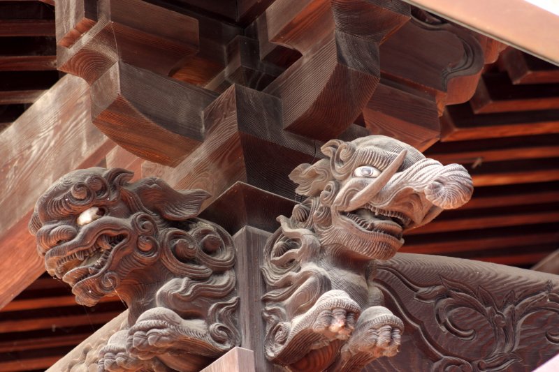本堂や八脚門の頭貫は、獅子や象などをモチーフにした木鼻で装飾されている。 