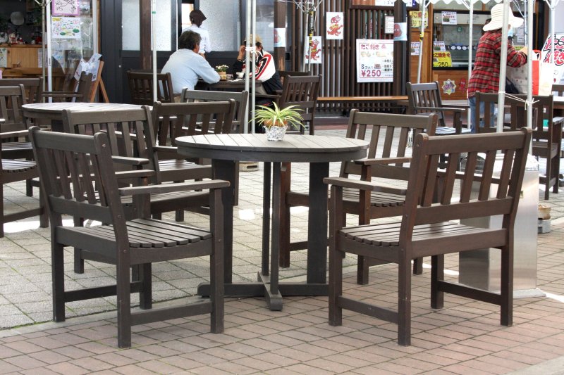 店外にはテラスが設けられており、ランチタイムを楽しんだり家族や友人と団らんを楽しむことができる。
