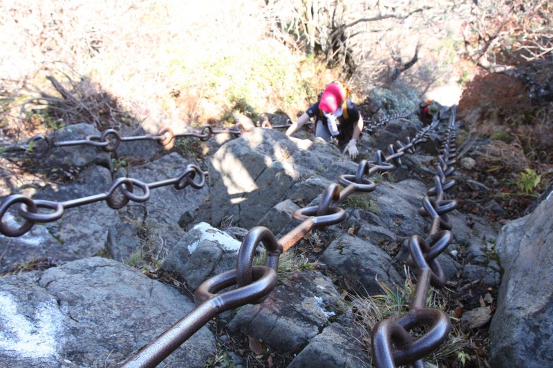 石鎚山の登山道には全国でも珍しい鎖場があり、垂直に切り立った崖を鎖を頼りに登って行く。迂回路も整備されているので、体力に合わせてルートが選べるようになっている。