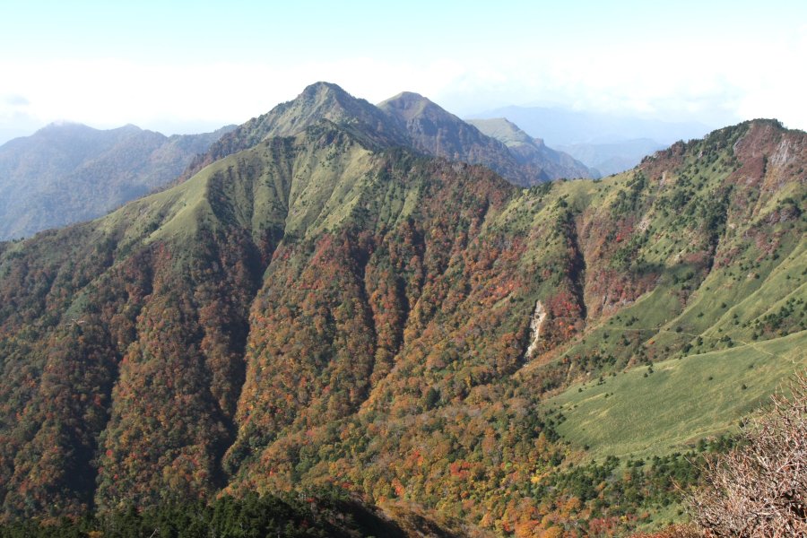石鎚山を取り囲む周りの山々が紅葉で虹色に輝いて見える秋は、赤く染まる天狗岳の姿を一目見ようと多くの人が訪れる。