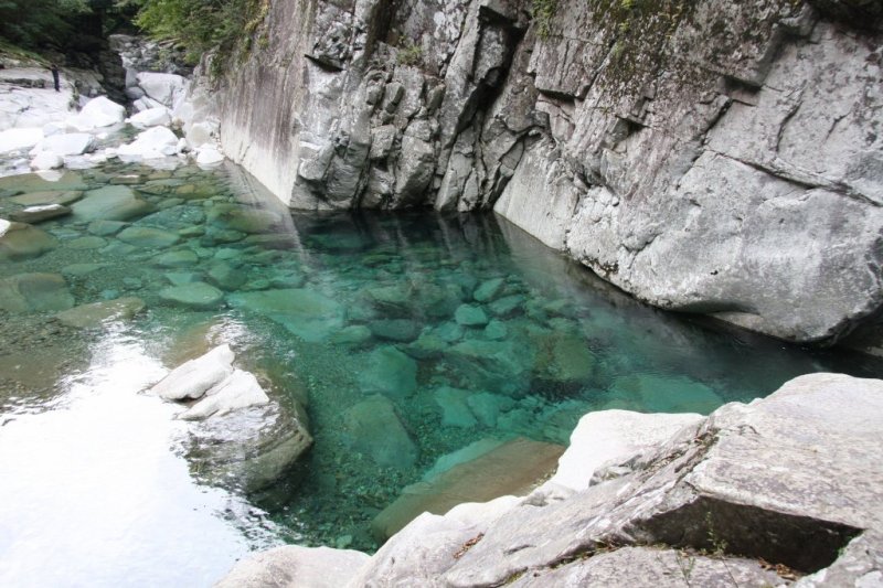 面河渓の河川は透明度が非常に高く、訪れた人々を驚かせる。