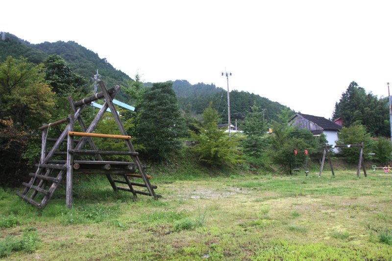園内には子供が遊べる遊具やキャンプ場、湖畔を散策できる遊歩道などが整備されている。