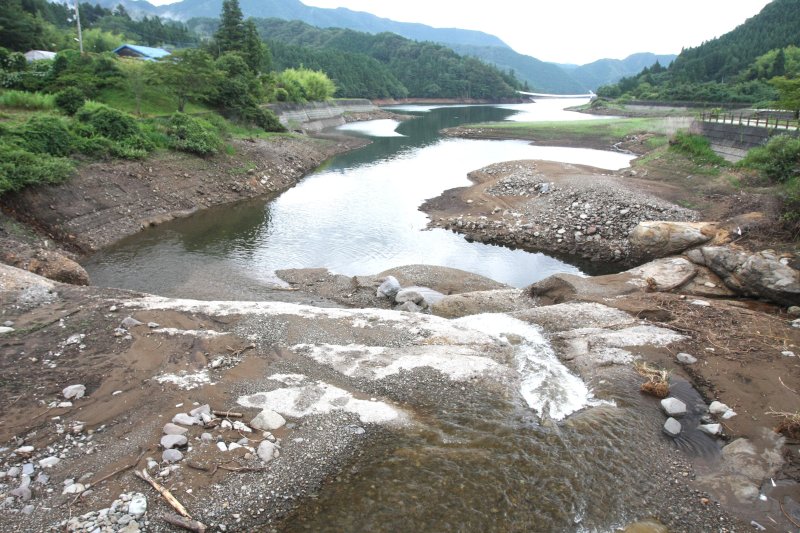土佐湾に注ぐ仁淀川水系の1つである割石川から面河ダムへと水が流れ込んでいる。