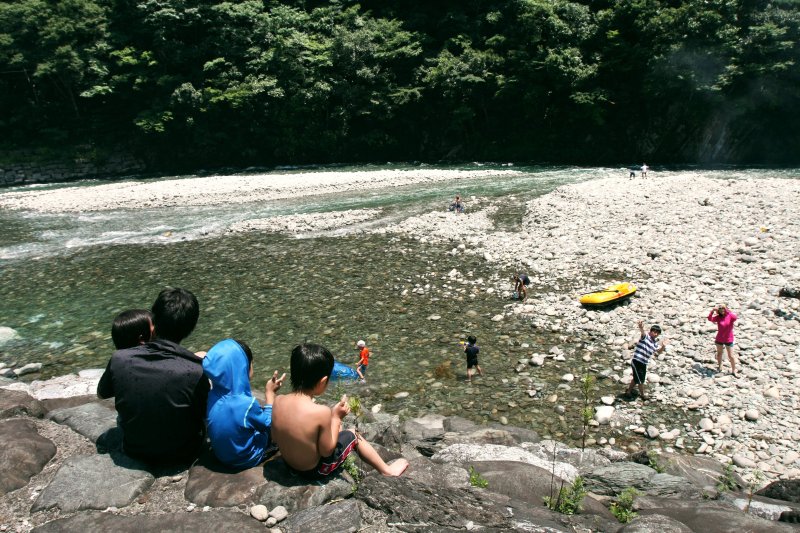 近隣の市町村からも自然の豊かさと水質の高さを求めて訪れる。自然のままの河原のため水遊びには注意が必要。