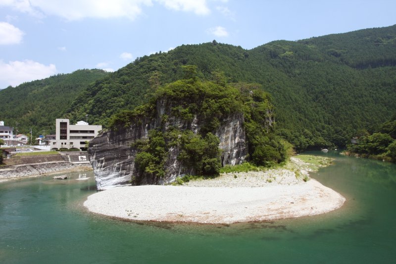 山間にできた川は自然そのままの風景。軍艦岩を避けるようにして川が蛇行している。