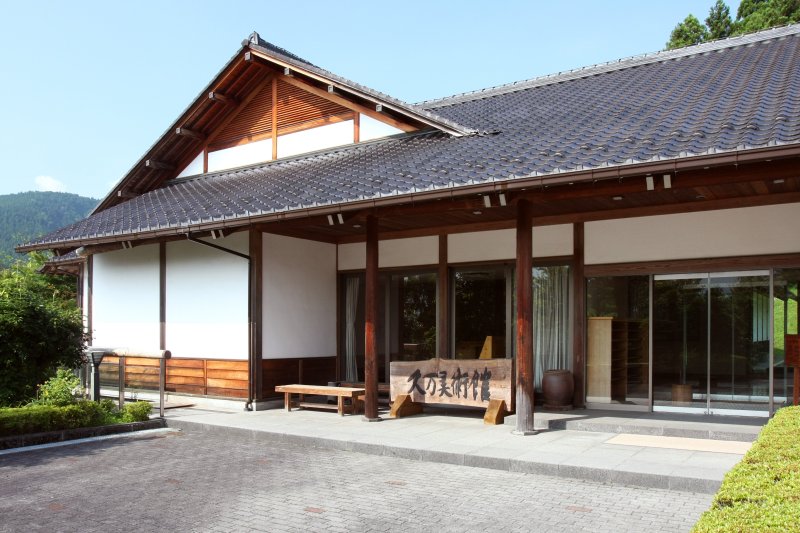 現代的な設計に日本建築の外観がマッチしている。