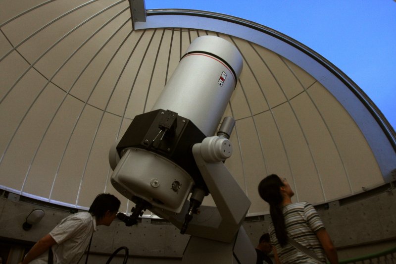 集光力は肉眼の7000倍、約16等星まで観測可能。澄んだ空気と星空の下、宇宙の神秘を感じることができる。