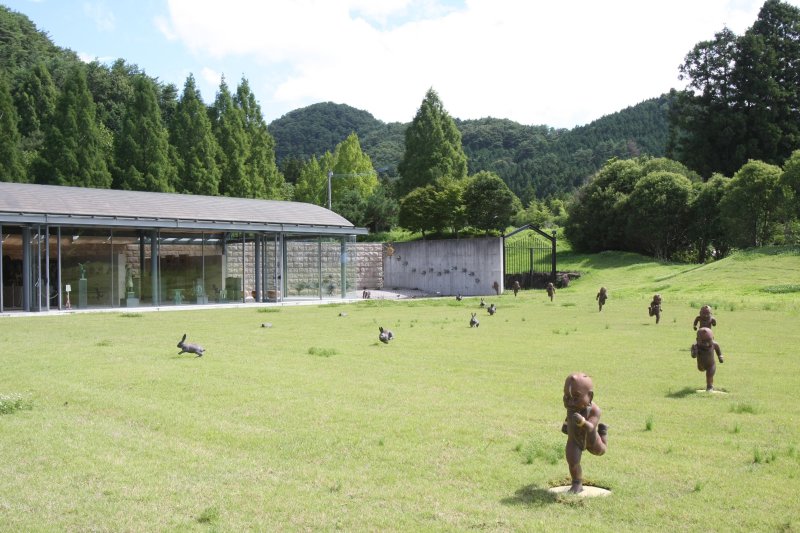 夏は新緑に覆われ秋には紅葉に染まる庭には、今にも動き出しそうなアート作品が展示されている。