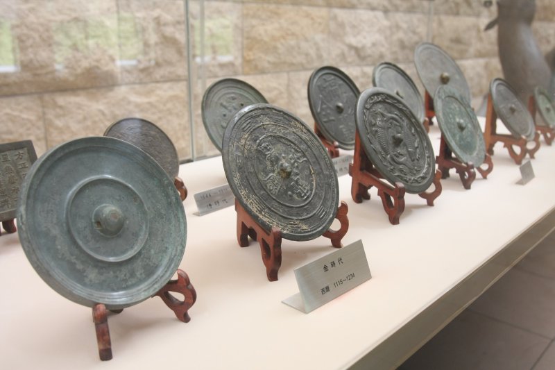 約3000年の歴史を持つ中国の青銅鏡の実物が時代ごとに多数展示され、神秘的な輝きを放っている。