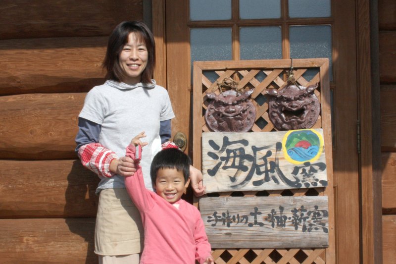 沖縄の窯元で4年間修業を積み、主に雑器やシーサーを作っていたという窯主は、陶芸の楽しさを多くの人に伝えたいという思いから教室を始めた。