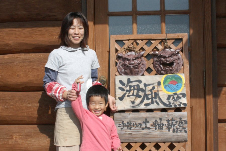 沖縄の窯元で4年間修業を積み、主に雑器やシーサーを作っていたという窯主は、陶芸の楽しさを多くの人に伝えたいという思いから教室を始めた。