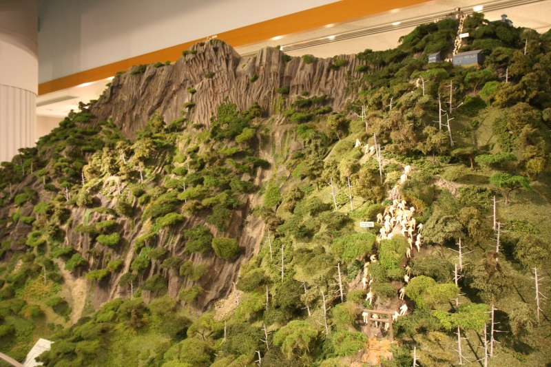 約100分の1の縮尺で精巧に作られている石鎚山の模型では、山開きの様子が紹介されており、険しい山を登っていく様子が再現されている。