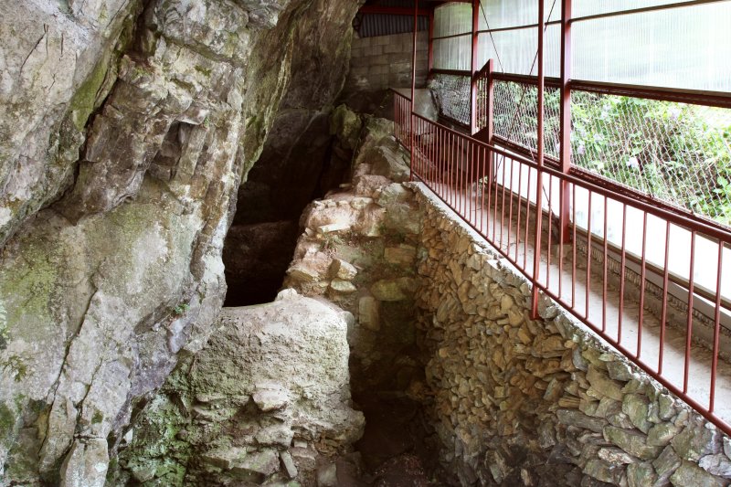 岩陰に作られた遺跡の発掘現場が、現在も完全な状態で保存されている。