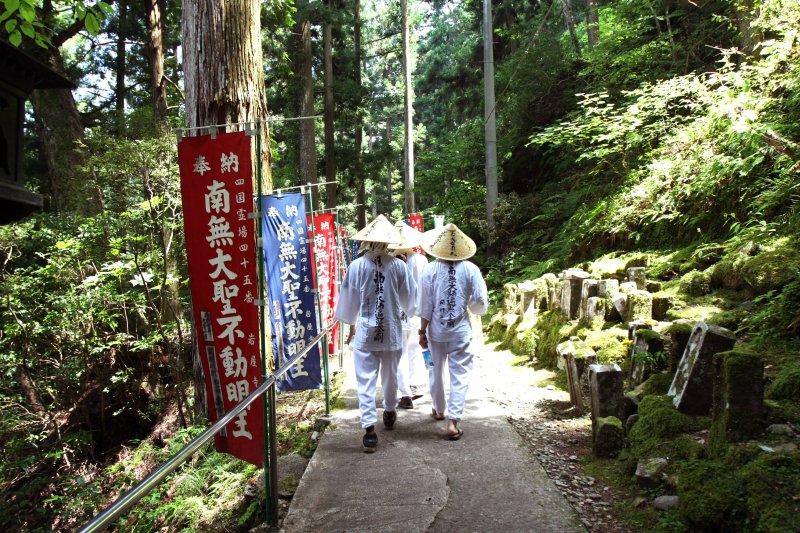 急峻な参道を一心に下るお遍路さん。
