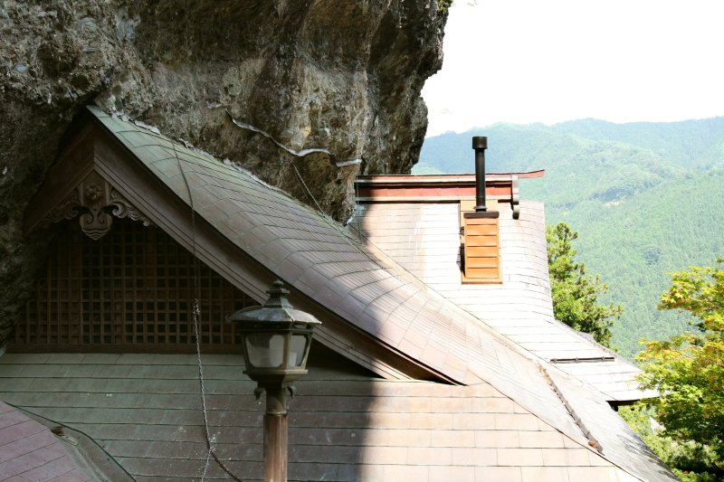 岩肌に張り付くように建てられた庫裡は、本尊が山そのものであることの象徴。