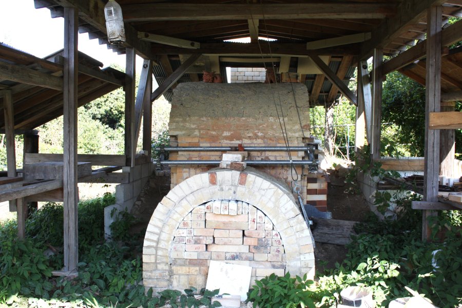 窯主が一つ一つレンガを積み重ねて作った自家製窯は年に1回焼成されている。