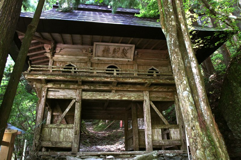 昔はこの門が行場へと続く山門だった。