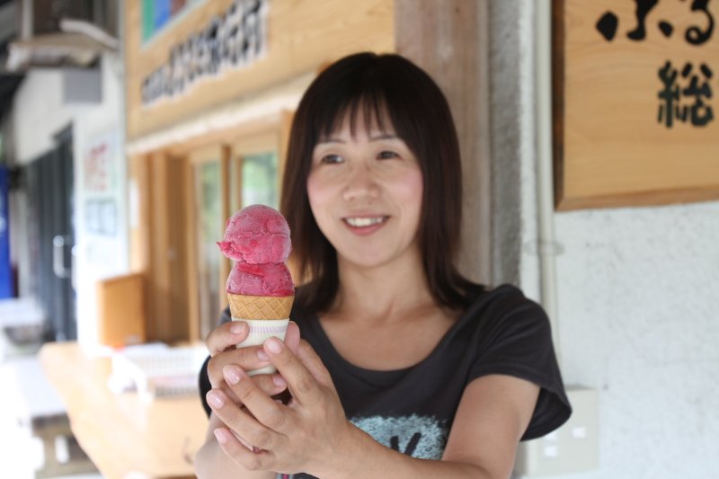 旅行村内で育てられているブルーベリーやリンゴを使用した手作りの農産物丸ごとシャーベットは、自然の甘みが絶品の一品。