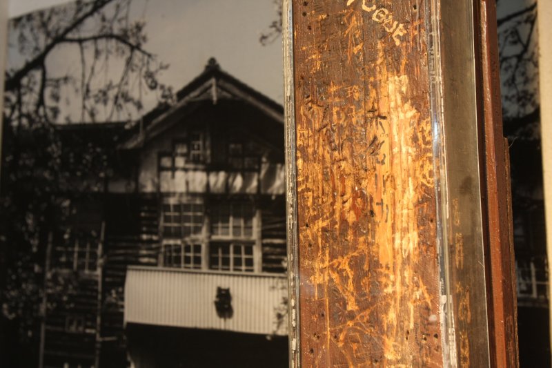 ドラマの「東京ラブストーリー」で主人公が名前を刻んだ柱が移築保存されており、今でも全国からファンが訪れている。