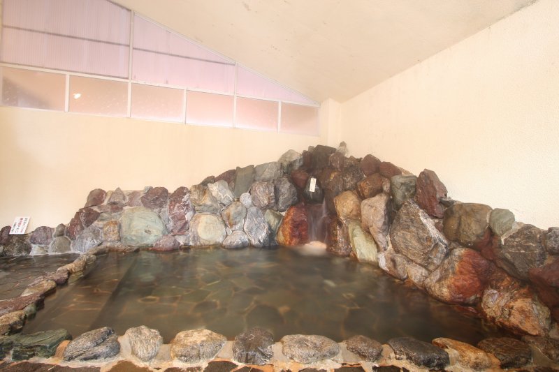 自然石を使用した雰囲気ある岩風呂と、良質な湯の組み合わせが魅力的な大浴場。