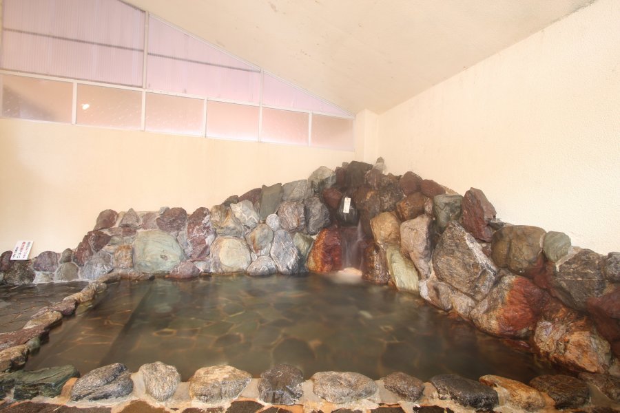 自然石を使用した雰囲気ある岩風呂と、良質な湯の組み合わせが魅力的な大浴場。