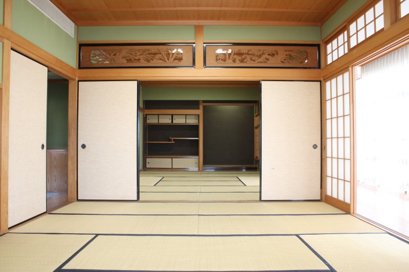 彩浜館の和室は、予約をすれば会合などに利用することができる。窓からは、かつて伊藤博文が見たであろう光景が望める。