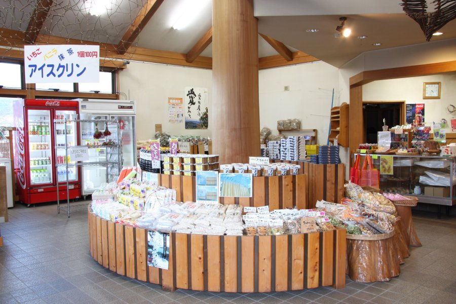 久万高原町らしく木材を活用した暖かみのある店内では、町内の特産品や土産物を多く取り扱っている。