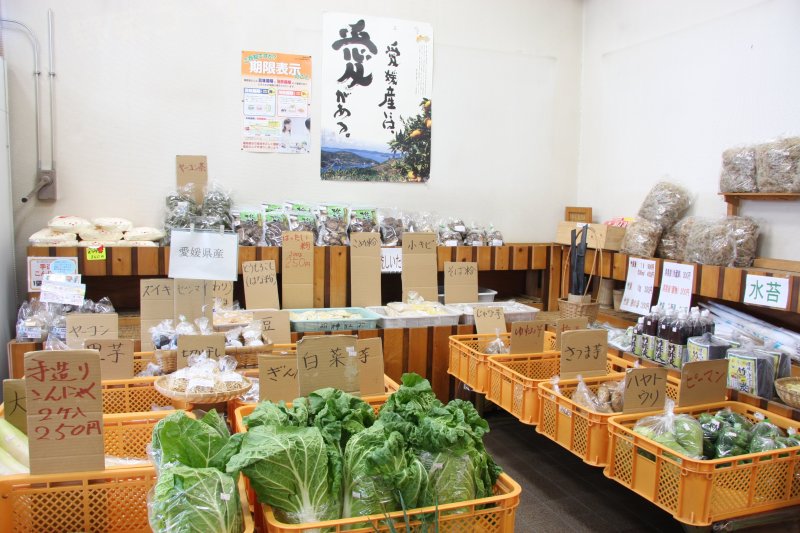 地元農家が愛情込めて育てた、採れたて新鮮の農作物を販売する産直コーナー。