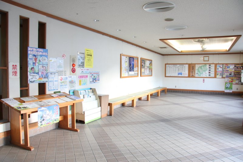 JRバスの停留所でもある施設の待合所には、町内のイベントや施設などの観光情報を発信する情報コーナーもある。