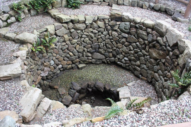 江戸時代に大洲藩が港を築く際に造られた「さざえ堀」は、潮の干満を知るためのものであり、当時の知恵を学ぶことができる貴重な遺構として保存されている。