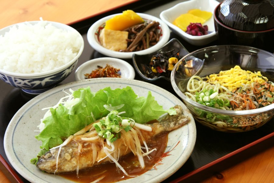 久万高原町で獲れたあまごを、自家製のゆずみそポン酢をかけた人気の定食。