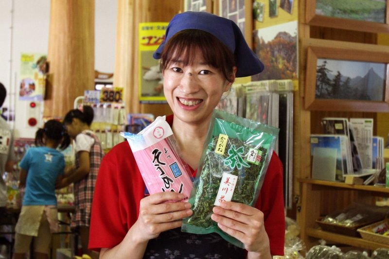 大自然の恵みを豊富に受けた「美川茶」と麺のコシにこだわった「美川そうめん」は、お土産に最適。