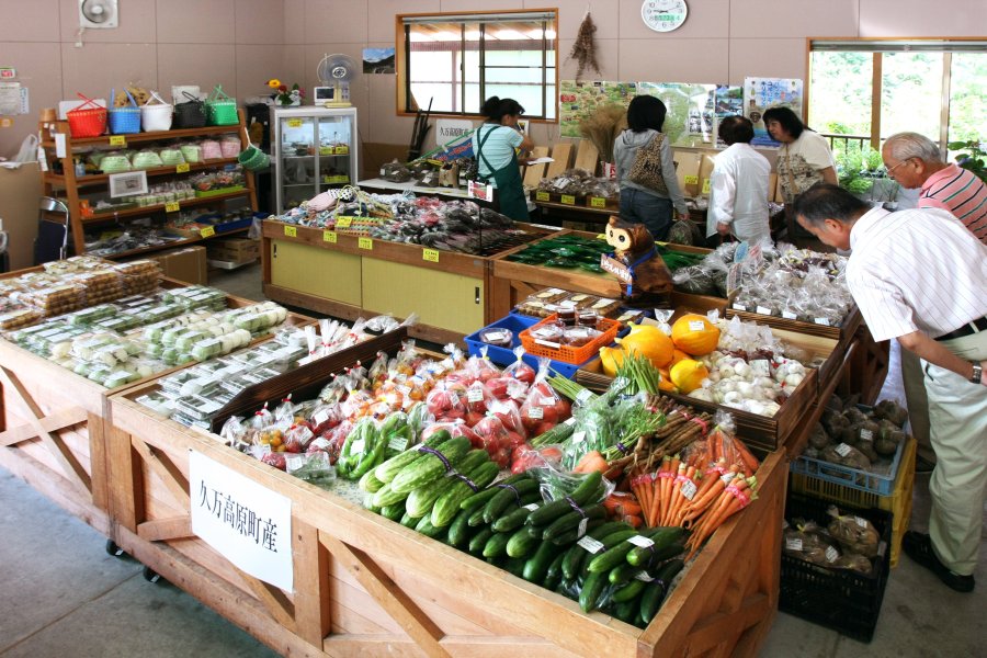 久万高原町一帯の高原野菜が集まる「美川ふるさと市」。野菜だけでなく手作りの惣菜もおすすめ。