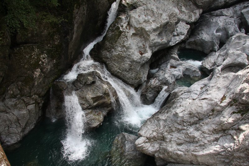 甌穴郡の規模の大きさと水が滝のように流れる迫力は圧巻。