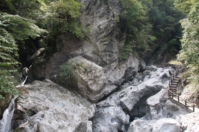 甌穴郡の周りには遊歩道が整備されているため、いろいろな角度から景観を楽しむことができる。