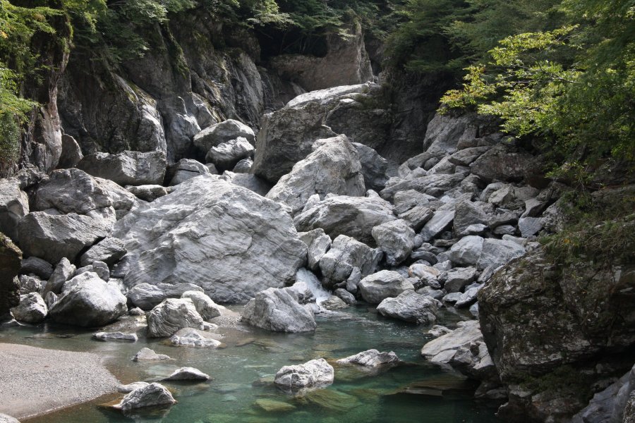 甌穴郡までの山道からも美しい河川が見えるので、人々の目を飽きさせない。
