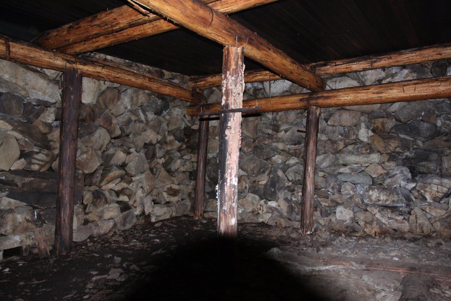 蚕種蔵庫内部は石垣で囲まれた約４畳の空間となっており、真夏でも5分も居れば身震いするほどの冷気が吹き出している。