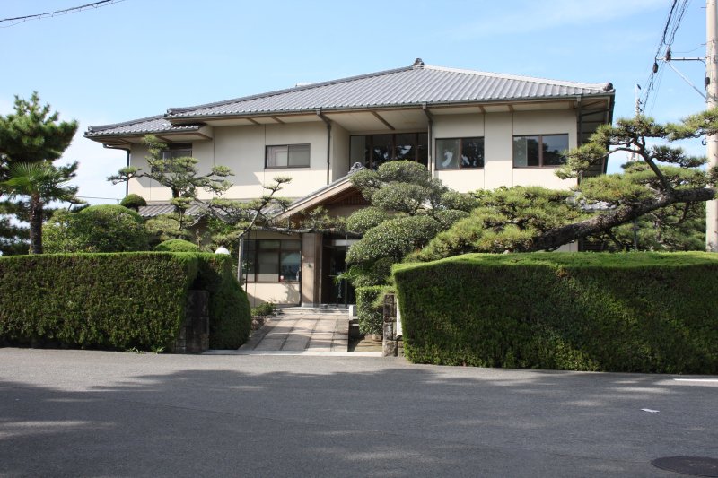 平成元年に旧館の姿を残したまま改築された彩浜館は、五色浜の松林の緑に溶け込んでいる。