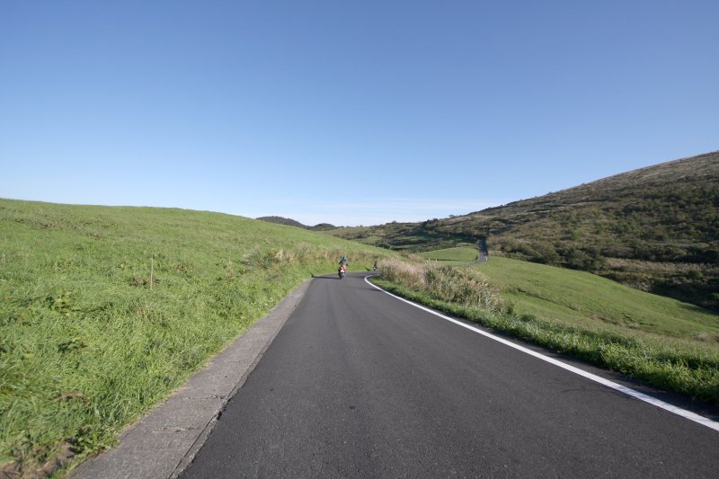 どこまでも広がる真っ青な空、風に揺れる緑の大草原に誘われて、また一人ライダーが天空を走り抜けてゆく。