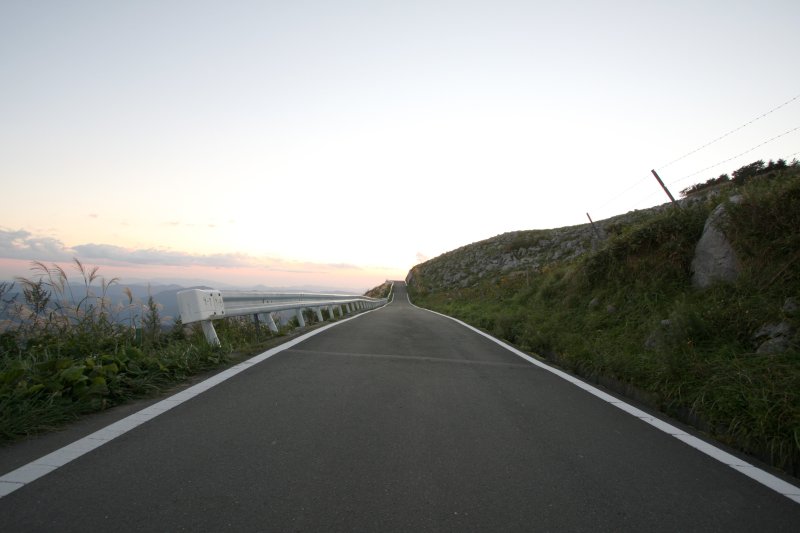 標高1000ｍ～1500ｍの高所からの眺望は、思わず見入ってしまうほどの神々しい世界。夕暮れ時には山々の稜線が水墨画のような美しい濃淡で描き出される。
