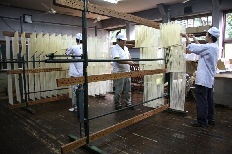 昔学校であった教室で作る手延べそうめんは製造風景だけでなく、校舎の歴史も感じることができる。