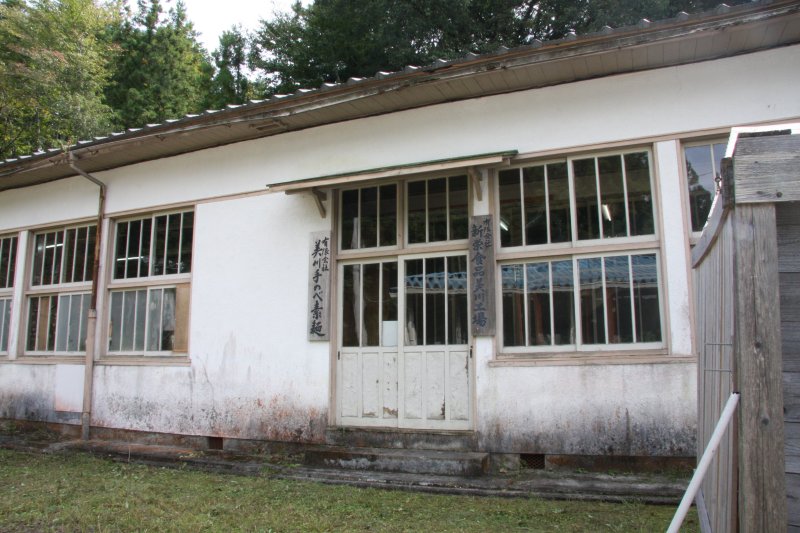 学校を当時のまま工場として再利用しているので、工場とは思えない落ち着いた雰囲気が漂っている。
