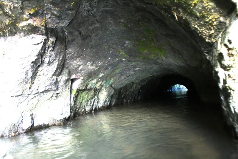 固い岩山を人の手によって切り開かれたトンネル。壁面の凹凸が人の手による掘削の跡を物語っている。